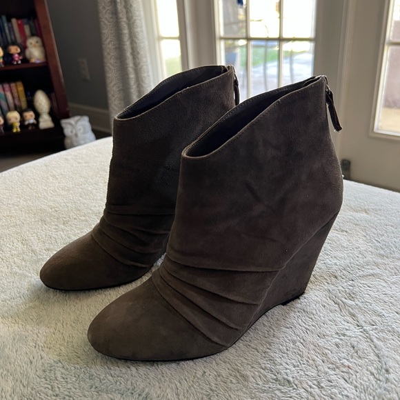 BCBG BCBGeneration Ankle Boot Gray Platform Suede Heels Size 8.5 Fall - Picture 2 of 8